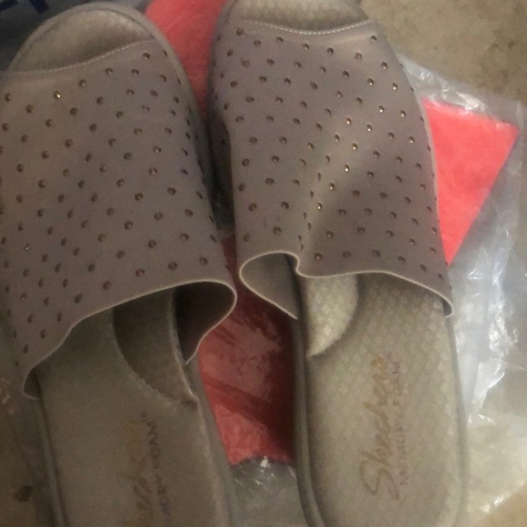 Sketchers size 8.5 - Picture 1 of 2